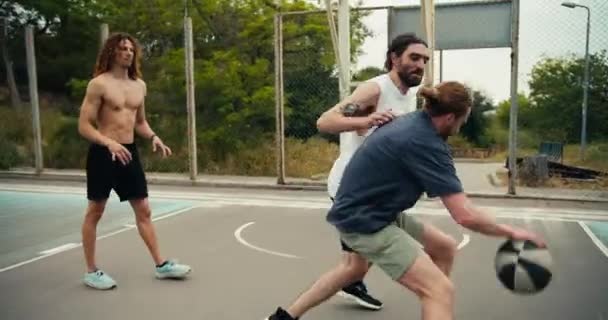 Динамичный Баскетбольный Матч Улице Молодой Человек Серой Футболке Забивает Гол — стоковое видео