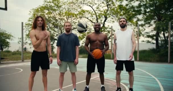 Retrato Equipo Multirracial Posando Pie Campo Baloncesto Deportes Actividades Aire — Vídeos de Stock