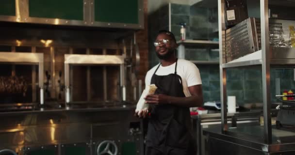 Zwarte Persoon Geeft Het Bevel Aan Bezoeker Fast Food Werknemer — Stockvideo