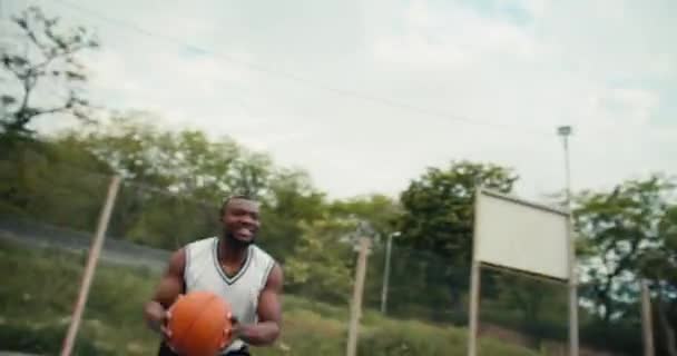 Dynamiczna Gra Wielorasowej Firmy Koszykówki Grupa Przyjaciół Szybko Przekazać Piłkę — Wideo stockowe