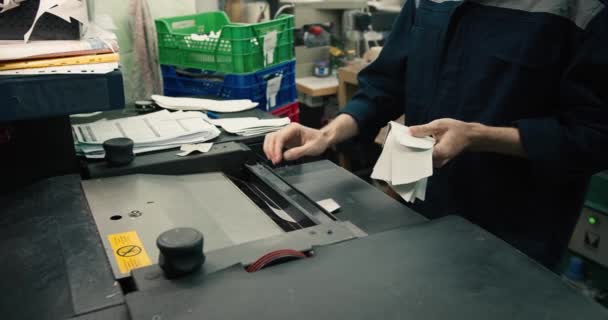 クローズアップ撮影 繊維工場の機械で働く男の手 高品質の撮影 — ストック動画