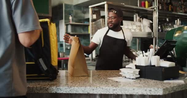 Uma Pessoa Negra Óculos Uma Ordem Para Homem Entrega Alimentos — Vídeo de Stock