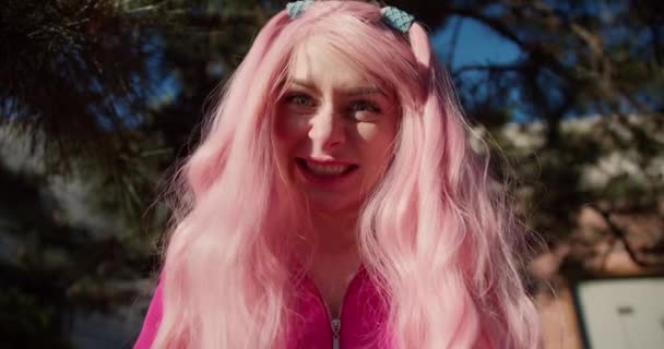 Pov Dziewczyna Różowymi Włosami Pozowanie Grymaszenie Straszenie Przed Kamerą Dzień — Wideo stockowe