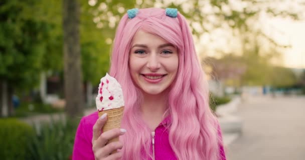Egy Boldog Lány Portréja Rózsaszínben Két Lófarokkal Rózsaszín Pózoló Lány — Stock videók