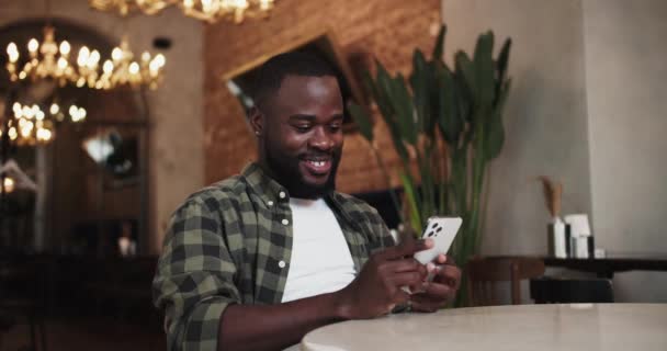 Ένας Μαύρος Που Χρησιμοποιεί Τηλέφωνο Ένα Καφέ — Αρχείο Βίντεο