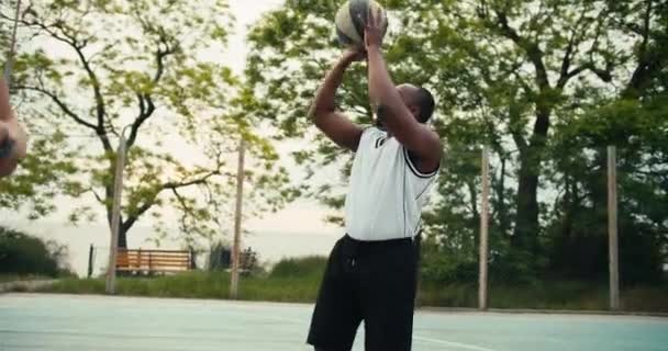 Ein Schwarzer Weißen Shirt Wirft Auf Dem Basketballplatz Einen Basketball — Stockvideo