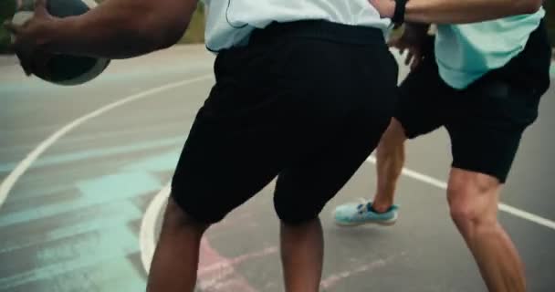 特写镜头中 一个身穿白色T恤的黑人绕过对手 身穿浅绿色T恤 在篮外运动卡上射入了一个漂亮的进球 — 图库视频影像