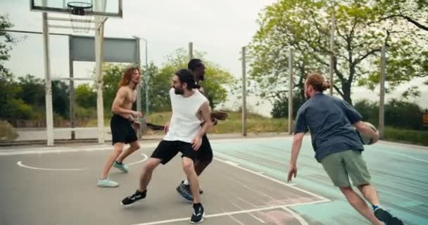 Человек Серой Футболке Капает Баскетбол Забивает Блестящий Гол Своей Команды — стоковое видео