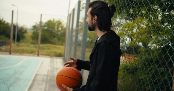 Entraîneur Basket Ball Vêtu Une Veste Noire Remplace Joueur Basket — Video