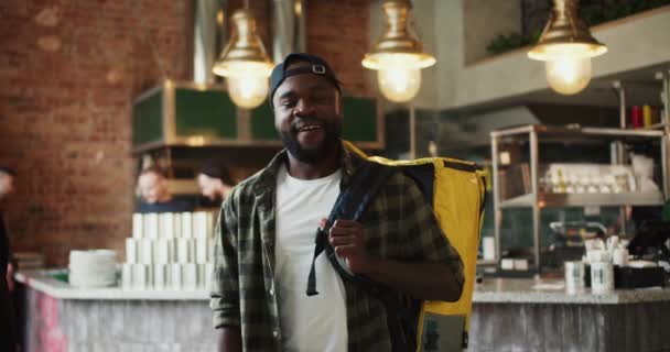 Ein Essenslieferant Eine Person Mit Schwarzer Hautfarbe Karierten Hemd Posiert — Stockvideo