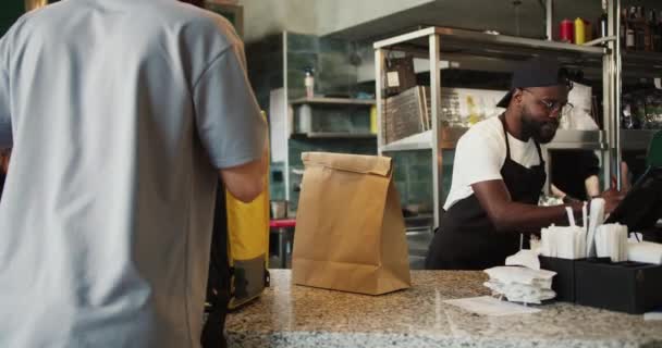 Gözlüklü Bir Adam Bağış Pazarındaki Yemek Dağıtıcısına Sipariş Verir Onlar — Stok video