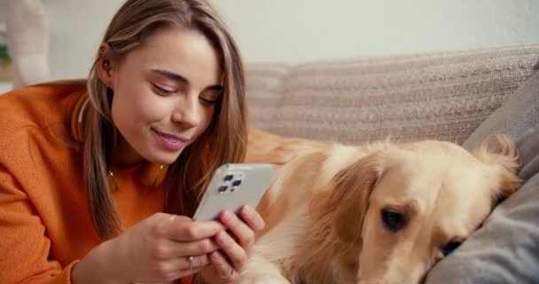 오렌지 스웨터를 소녀는 색깔의 개에게 주의를 기울이지 않는다 고화질 비디오 — 비디오
