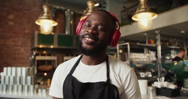 Yakın Çekim Siyah Bir Kişi Siyah Önlüklü Kırmızı Kablosuz Kulaklıklı — Stok video