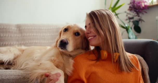 Счастливая Молодая Блондинка Оранжевой Футболке Сидит Полу Гладит Свою Собаку — стоковое видео