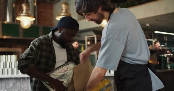 一位市场捐款者帮助一位送货员下订单 然后他们批准了5个订单 餐厅的团队精神和食品递送 — 图库视频影像