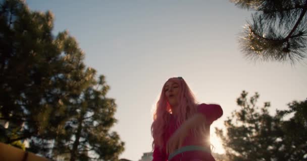 Ένα Κορίτσι Ροζ Έχει Πλάκα Μια Κούνια Χαρούμενη Διασκέδαση Στο — Αρχείο Βίντεο