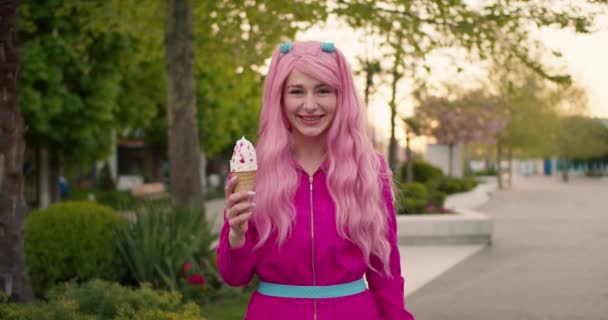 Pembe Elbiseli Neşeli Bir Kız Sokakta Duruyor Elinde Dondurmayla Gülüyor — Stok video