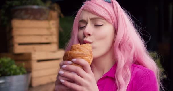 Egy Rózsaszín Hajú Lány Nagyon Szereti Bolyhos Croissant Nasi Séta — Stock videók