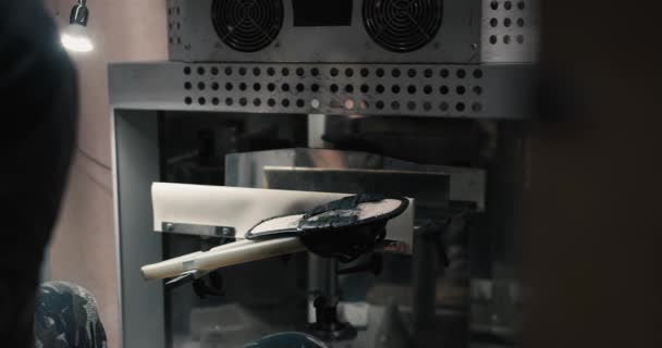 Ayakkabı Fabrikasındaki Özel Bir Makine Işçiye Çalışmasını Özel Bir Kırmızı — Stok video
