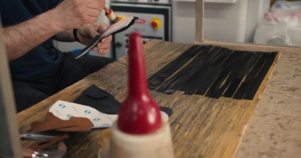 Yakın Çekim Deri Şeritlerle Yapımı Üretimin Ilk Aşamasında Bir Ayakkabı — Stok video