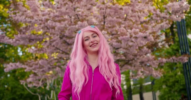 Retrato Una Chica Lesbiana Feliz Con Colas Rosas Posando Sonriendo — Vídeo de stock