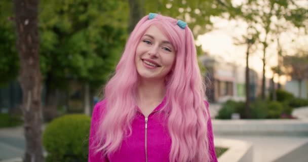 Nahaufnahme Eines Lesbischen Mädchens Mit Rosa Haaren Und Rosa Kleidern — Stockvideo