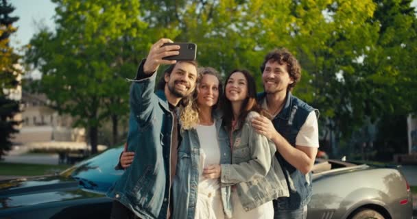 Szczęśliwa Grupa Przyjaciół Ubrana Dżinsowe Kurtki Robi Sobie Selfie Przed — Wideo stockowe