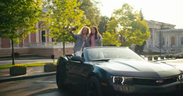 Mädchen Sitzen Auf Einem Cabrio Und Machen Ein Selfie Blond — Stockvideo