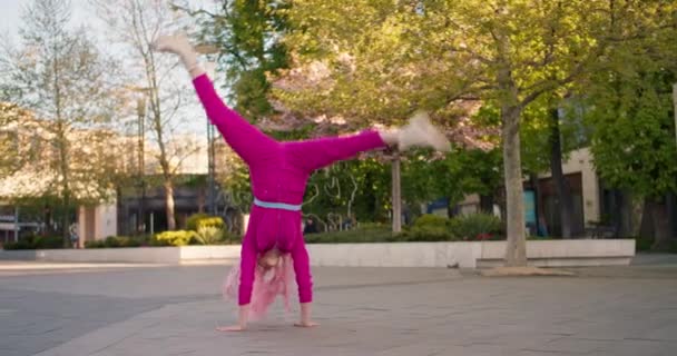 Uma Menina Roupas Rosa Tênis Brancos Faz Exercícios Acrobáticos Rua — Vídeo de Stock