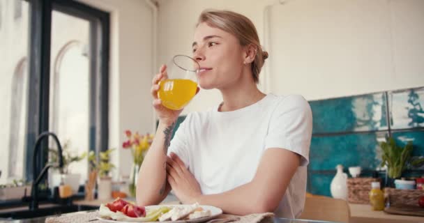 Blondes Mädchen Weißem Shirt Genießt Ihr Frühstück Und Trinkt Einem — Stockvideo