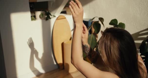 Menina Loira Faz Movimentos Com Mãos Olha Para Sua Sombra — Vídeo de Stock