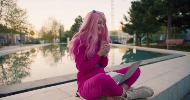 Een Gelukkig Meisje Met Roze Haar Roze Kleren Zit Buurt — Stockvideo