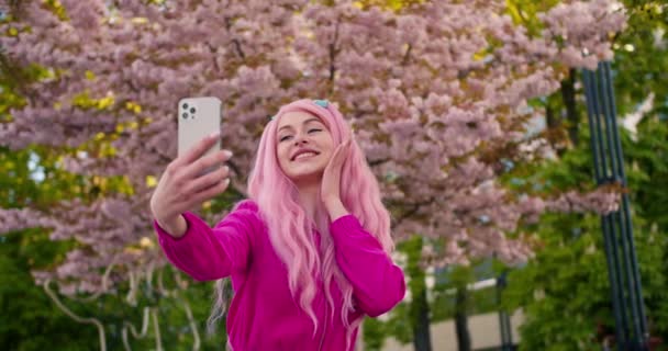 Lykkelig Jente Rosa Lager Selfie Bakgrunnen Tre Som Blomstrer Med – stockvideo