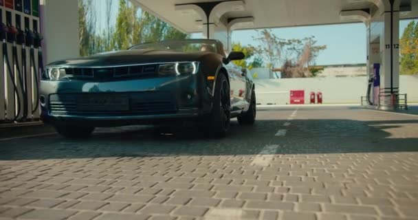 Nahaufnahme Ein Wunderschönes Dunkelgraues Cabrio Fährt Eine Tankstelle Das Auto — Stockvideo