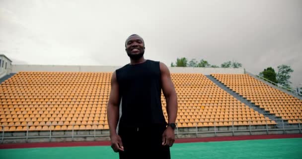 Een Zwarte Man Een Zwart Sportuniform Poseert Gebruikt Een Strijdkreet — Stockvideo