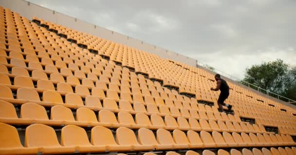 Ein Sportler Mit Schwarzer Hautfarbe Schwarzer Sportsommerkleidung Steigt Mit Gelben — Stockvideo
