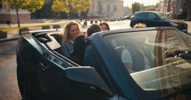 Boldog Barátok Egy Sötét Szürke Kabrióban Megérkeztek Úticéljukhoz Leparkolják Autójukat — Stock videók
