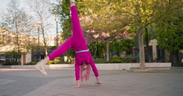 Akrobatikus Lány Rózsaszín Szórakozik Örül Hogy Utcán Izgalmas Kültéri Mutatványok — Stock videók