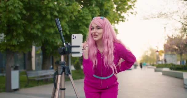 Pembe Elbiseli Pembe Saçlı Gülümseyen Video Konferansında Telefonla Konuşan Güzel — Stok video