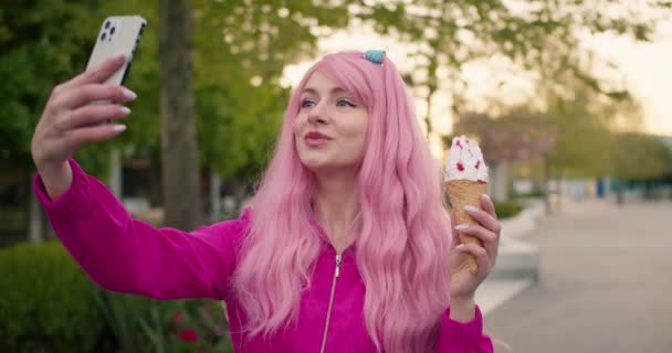 Ein Fröhliches Mädchen Mit Pinkfarbenen Haaren Und Pinkfarbener Kleidung Macht — Stockvideo