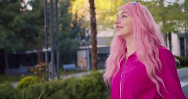 Egy Gyönyörű Lány Rózsaszín Ruhában Rózsaszín Hajjal Végigsétál Utcán Mindent — Stock videók
