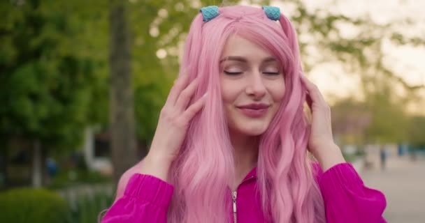 Personalidad Brillante Retrato Una Chica Vestida Rosa Que Acaricia Pelo — Vídeo de stock