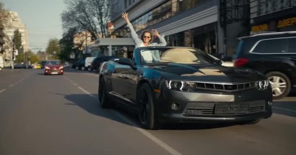 Descapotable Gris Brillante Está Conduciendo Por Calle Una Chica Rubia — Vídeos de Stock