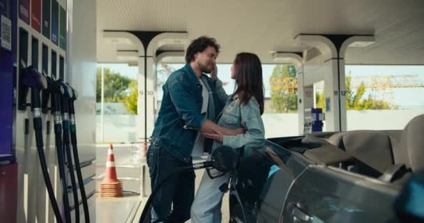 Ρομαντική Επικοινωνία Ενώ Ανεφοδιάζουν Αυτοκίνητό Τους Ένας Άντρας Και Ένα — Αρχείο Βίντεο