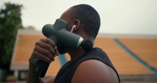 Ένας Αθλητής Μαύρο Δέρμα Μαύρο Αθλητικό Ένδυμα Μετά Από Προπόνηση — Αρχείο Βίντεο