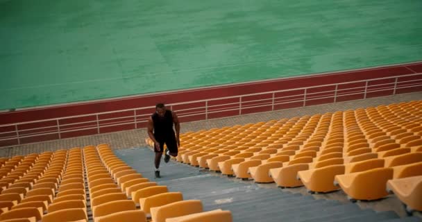 Atleta Con Piel Negra Uniforme Deportivo Negro Verano Corre Las — Vídeo de stock