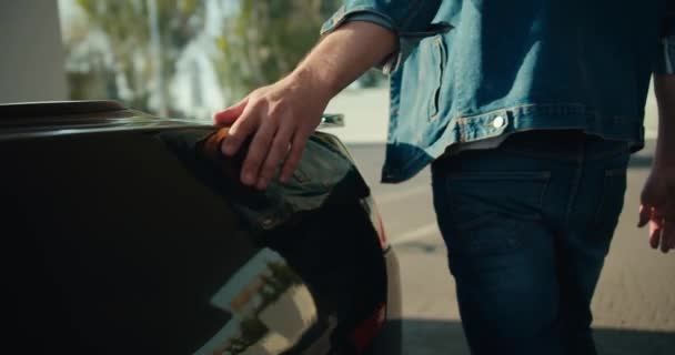 Gri Bir Arabanın Kapısına Çarpan Benzin Istasyonunda Arabasını Dolduran Bir — Stok video