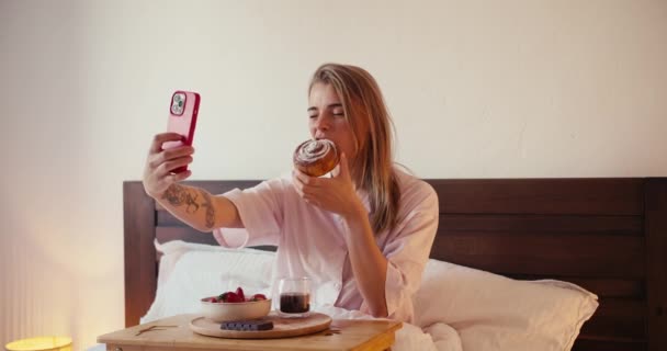Una Ragazza Bionda Camicia Notte Rosa Chiaro Selfie Con Una — Video Stock