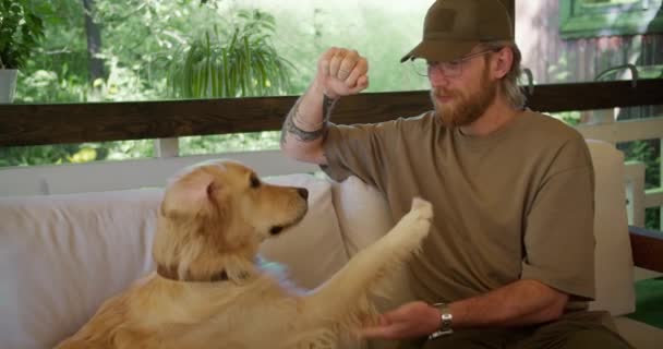 Blond Guy Beard Glasses Light Brown Shirt Cap Training Teaching — Stock Video