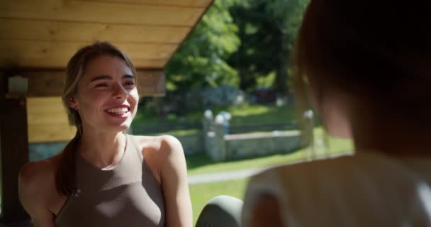 Visão Primeira Pessoa Duas Garotas Loiras Sentam Gazebo Comunicam Natureza — Vídeo de Stock